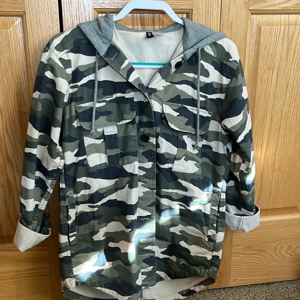 dividend by h&m size 4 camo jacket with grey sweatshirt hood